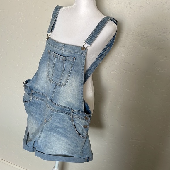 Denim overall shorts - Picture 2 of 3